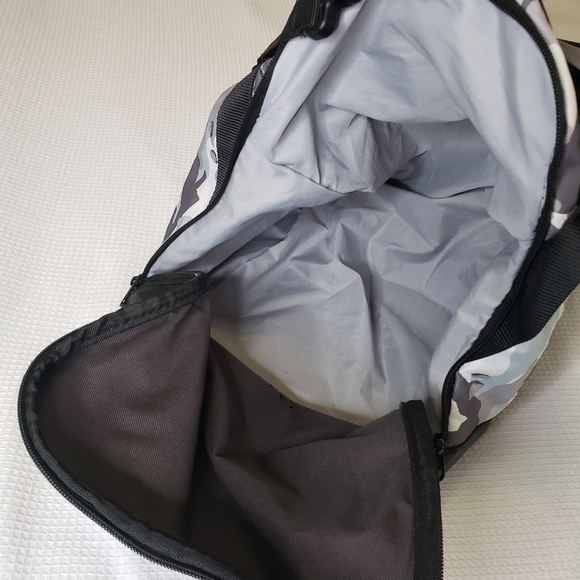 *SOLD* Nike Brasilia Training Duffel Gym Basketball Soccer Sports Bag Camouflage - Picture 6 of 9